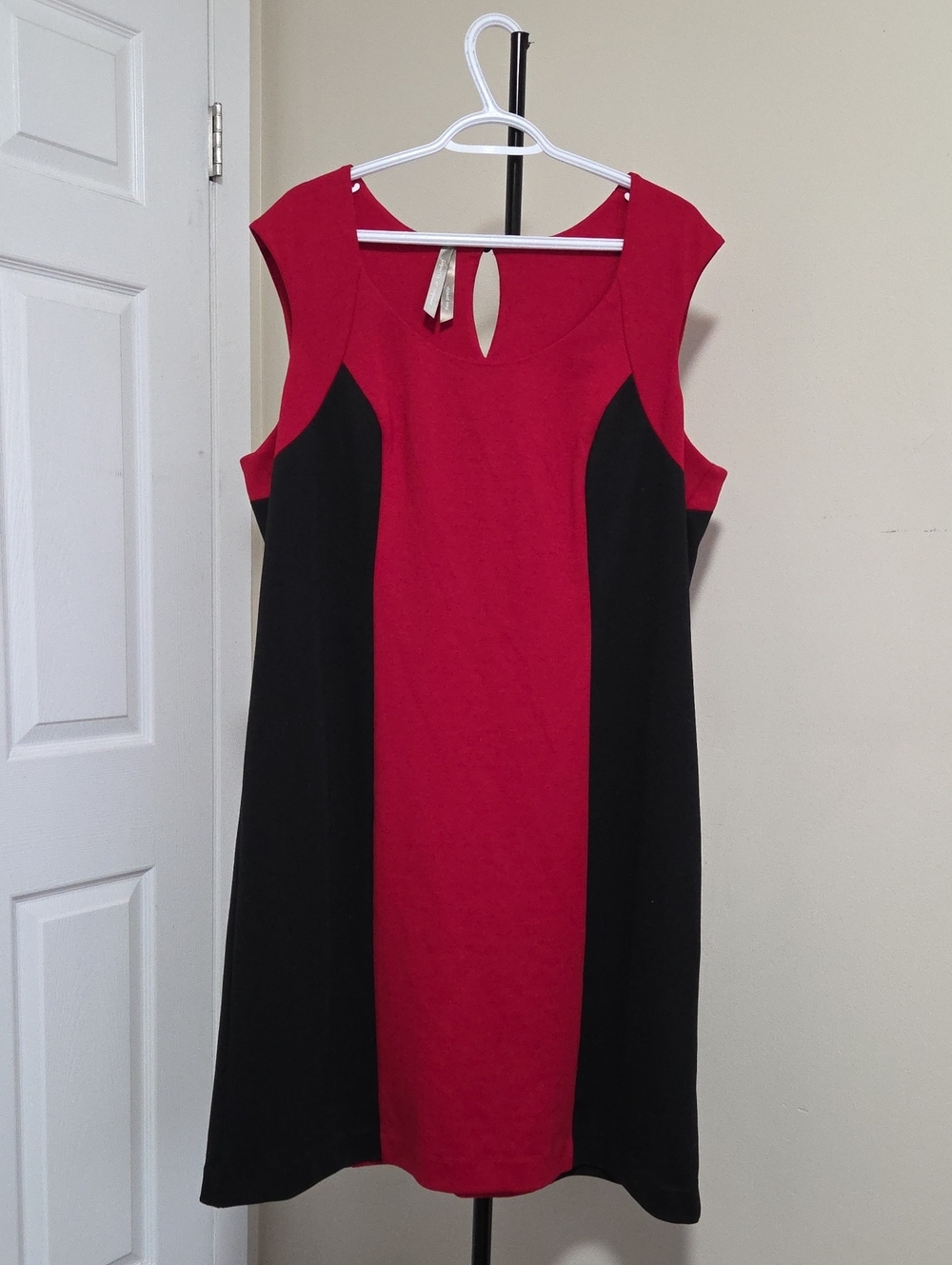 Penningtons Plus Size Red and Black Sleeveless Colorblock Keyhole Shift Dress